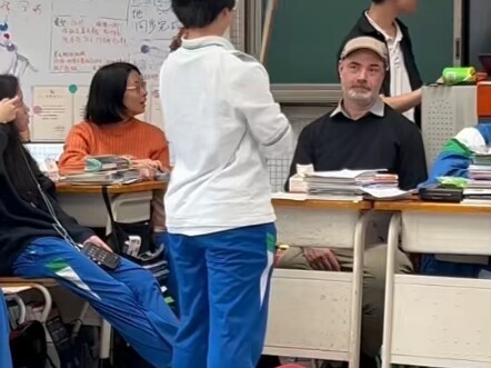 عزفتُ أغنية "Underground" في حفل استقبال الطلاب الجدد.