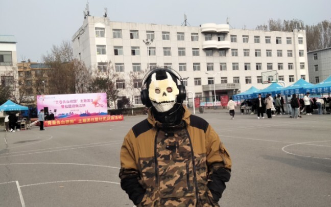 (Kekinian ala kampung) Pemuda percaya diri di lapangan sekolah cosplay hantu murahan