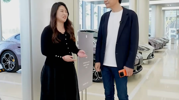 CEO Lei unexpectedly runs into one of his own employees picking up a new car during a livestream! HR