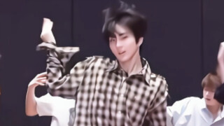【梁祯元】复盘练习室，还是会被猫猫的核心力量和超级稳的下盘惊呆..关节和肩颈都好灵活，框架这么大还这么稳..