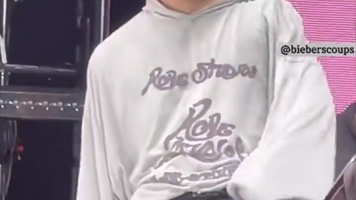 Setelan hoodie Wen Junhui ini terlihat santai sekaligus menggoda.