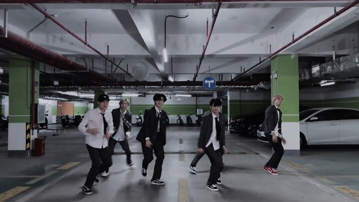Nhân viên văn phòng thế hệ 00 tự làm MV “Gào Thét”