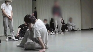 "ไดโน่ของพวกเราเป็นนักเต้นจริงๆ!" ยังไม่มีใครเคยเห็นการเต้นของคานเบาเลย!