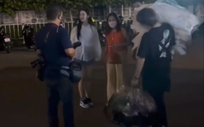 【BABYMONSTER】Pharita went to BLACKPINK's concert and brought gifts for her senior sister and mother.
