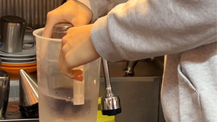 ร้านกาแฟแห่งนี้คิดค่าเพิ่มน้ำแข็ง 10 หยวน! ฉันก็เลยเพิ่มน้ำแข็ง!