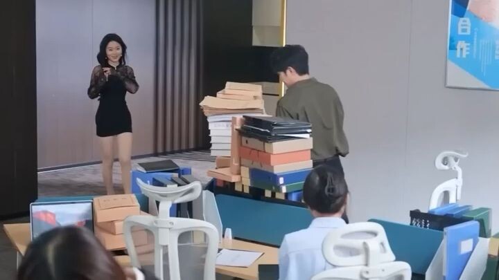 CEO สาวกลับบ้านนอกไปแต่งกับหนุ่มชาวนา ถูกคนทั้งเมืองเย้ยหยัน ที่ไหนได้เขาคือ “รา