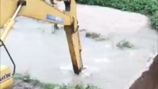 广西贺州市钟山县燕塘镇大木根村，村霸光天化日疯狂盗采河沙