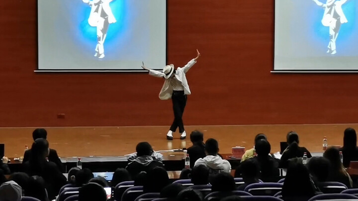 The old principal was in tears! ! Michael Jackson was sent to cheer for the leadership change meetin