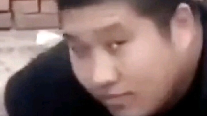 他的眼神不再单纯.