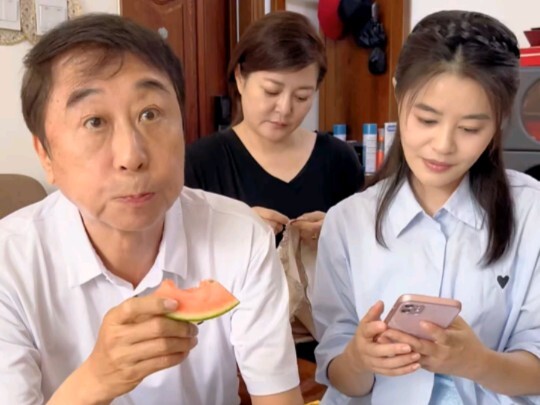 الأخ قونغ: حياة الأخ قونغ!