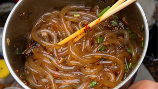 Pick some hot and sour noodles on the streets of Chongqing, they are sour and spicy and delicious~