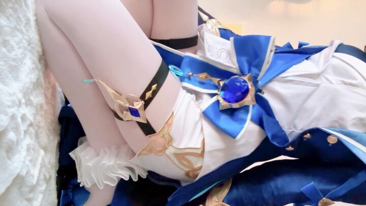 Let these blueberry cupcakes bring you joy! Genshin Impact: Hydro Archon Venti Cosplay