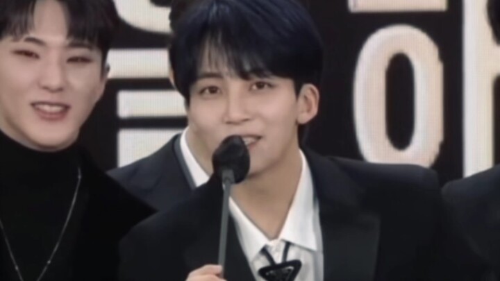 【尹净汉】Người anh trai thiên thần, không có quan hệ huyết thống nhưng luôn đối xử với các em như anh tr