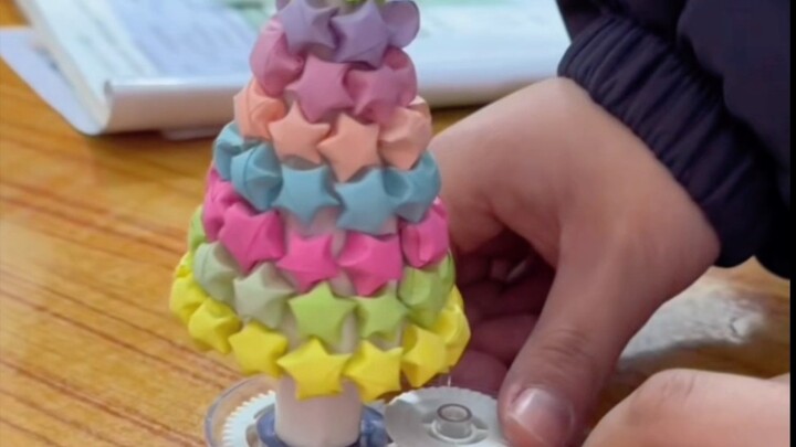 شجرة عيد الميلاد الدوارة!