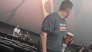 Kimetsu no Yaiba Arc Kota Tak Terbatas, pria kulit hitam buang air kecil di bioskop ke arah anak-ana