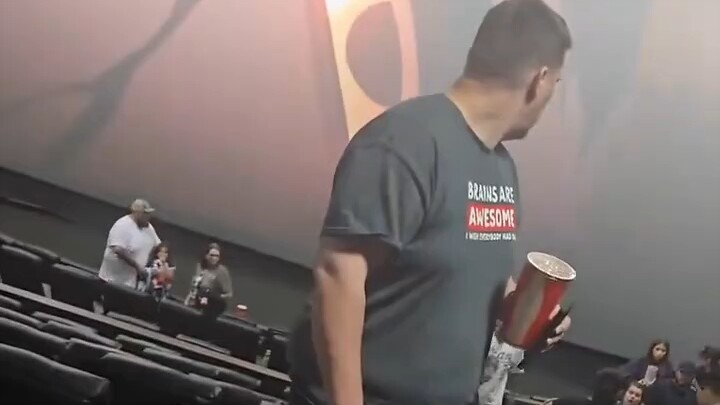 ดาบพิฆาตอสูร ภาคเมืองอมตะ, ชายผิวดำปัสสาวะใส่เด็กผิวขาวในโรงภาพยนตร์ ถูกผู้ปกครองของเด็กทุบตีอย่างหน