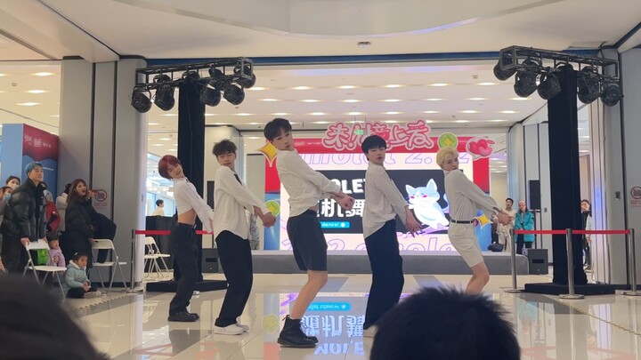 โรดโชว์ชายล้วนได้นำเสนอเพลง "Short Skirt" ของ AOA (เวอร์ชั่น Queendom)