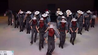 Phiên bản đầy đủ đã đến, 54 xuất hiện với tư cách là vũ công bí mật chỉ trong một đoạn ngắn ở giữa, 