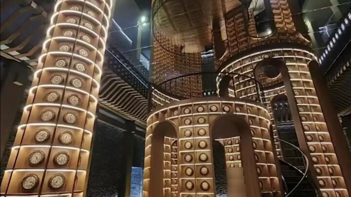 Date with the Devil được sản xuất vô cùng cẩn thận và tỉ mỉ, từ bối cảnh nhỏ cho đến những bức ảnh t