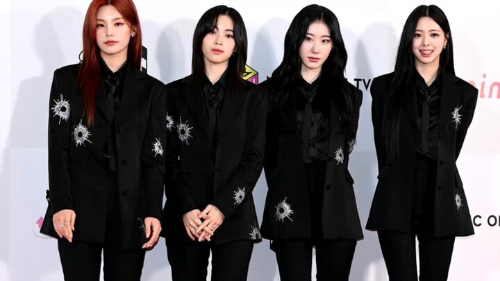 “Phong cách thời trang hài hước của stylist JYP dịp cuối năm”