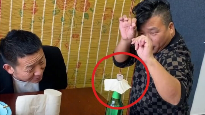 Encountered a master while eating: the bottle-and-key magic trick!
