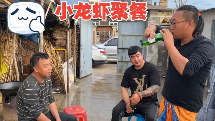 Tự làm 12,5 kg tôm hùm cay, cùng bạn bè nhâm nhi chút rượu.