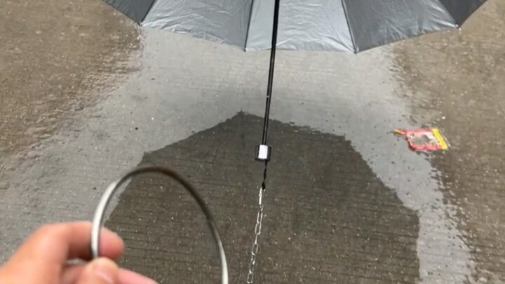 Ô thì tự mình đứng ngoài mưa đi!