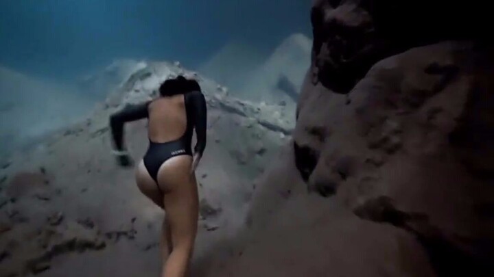 性感小姐姐，极限洞穴自由潜水，原来水中也是可以走路的，画面宛如仙境。