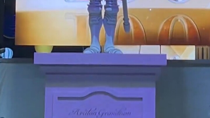 หลังจากทราบว่าลุงเย่แจกควอตซ์ศักดิ์สิทธิ์ 1,000 ชิ้น ผู้คนใน Yuechou ที่อยู่ที่เกิดเหตุก็เปลี่ยนสีหน