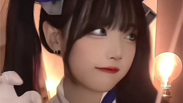 Pakaian Nayoung sangat putih!
