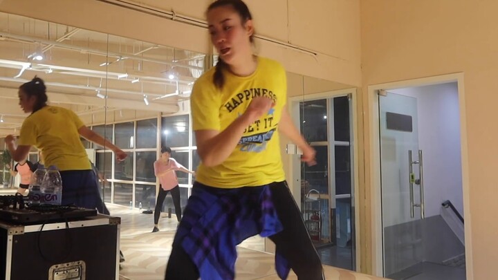 Tarian Zumba terbaik di area kuliner Stasiun B kini online, kursus lengkap, semuanya, ayo bergerak!