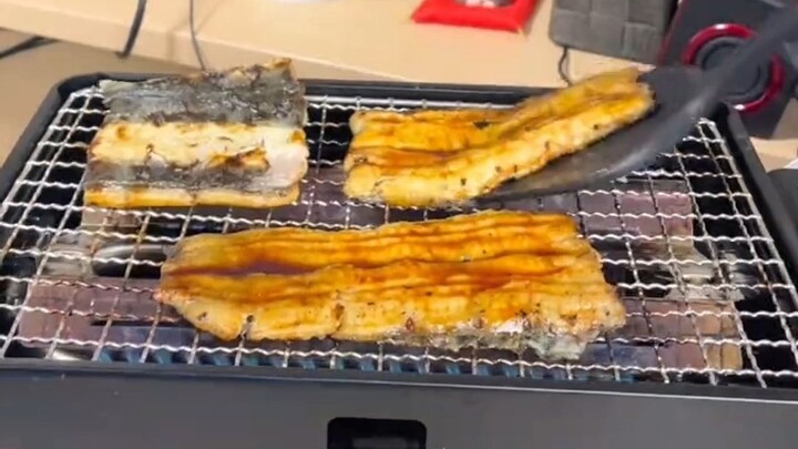 【Japanese Office Cuisine】President: Grilling eel isn't something just anyone can do. Subordinate: Wh