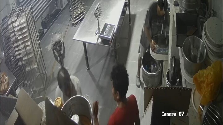 panaderos peruanos peleando mientras trabajan 😂😂