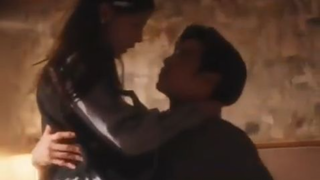 Orang yang meninggalkanku muncul lagi, dan aku mencintai dan membencinya