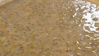 Bekukan kacang hijau hingga menjadi es, dengan cara ini bubur sago kacang hijau akan lebih mudah men