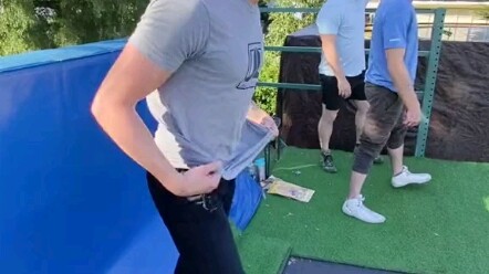 Kesenangan trampolin