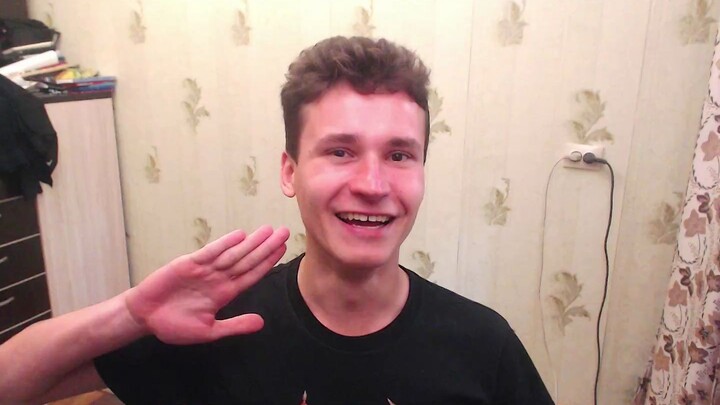 A Russian man sings “The Sun in the Sky is Red and Bright.” A wonderful Chinese song.