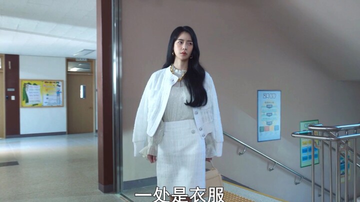 “Quảng Trường Hắc Ám” đã thông qua những chi tiết nhỏ để phơi bày chuỗi phân cấp kỳ thị của giới nhà