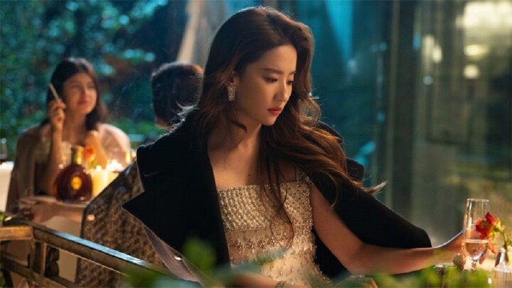 It’s a hit—even within the industry, everyone knows Liu Yifei’s outfits have gone viral.
