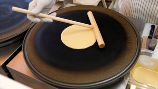 Bánh crepe kem dâu tây việt quất - Món ăn đường phố Hàn Quốc