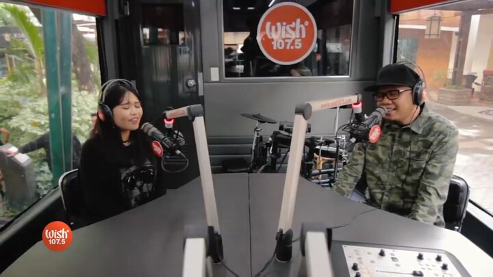 Yumi and Curse One perform "Kahit 'Di Na Tayo" LIVE on Wish 107.5 Bus