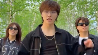 Chan's parents joined Dino in a Thunder dance! Mom is surprisingly good at dancing too (；´Д｀)