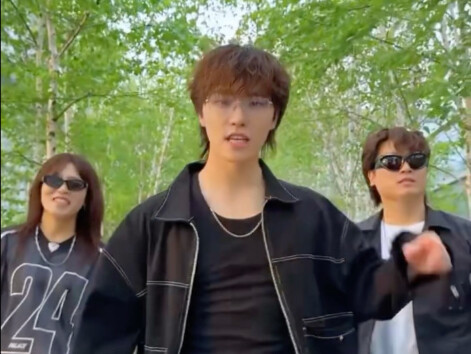 Chan's parents joined Dino in a Thunder dance! Mom is surprisingly good at dancing too (；´Д｀)