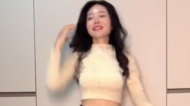 السيدة الشابة دي يانزي، الخالة لي لاوغونغ: رقصة الساحة بجوارب سوداء وكعب عالي