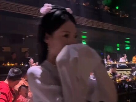 "نسخة الاستمتاع الصافية لمدة 4 دقائق من تعلم المشي في هاندان" حفلة تشاؤ دو الاحتفالية