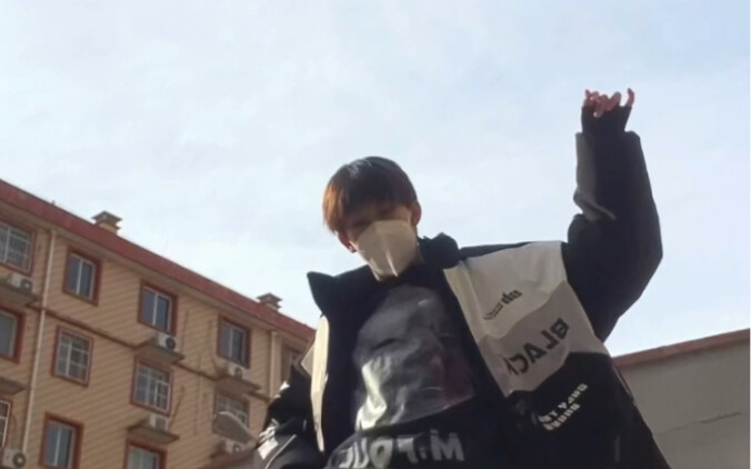 Koreografi dan penampilan ulang video "Bawang Goreng Kunci Inggris di Dunia Manusia"