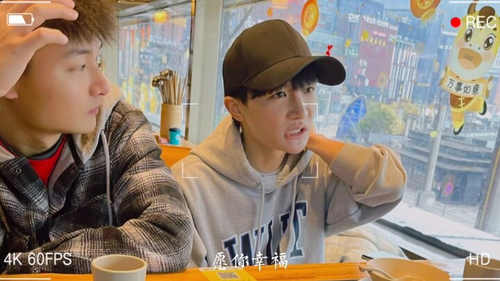 Zhou Shen's New Year dinner group photo with friends