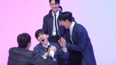 Hoshi menendang Cui Shengche begitu keras hingga membuatku tertawa sampai mati