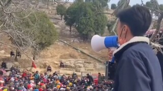 孙子去戏团喊爷爷回家吃饭，结果发现大爷们穿的都一样