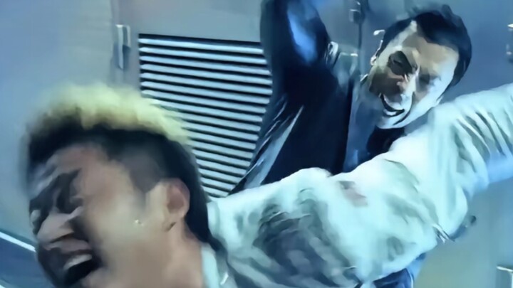 “أنا بس أقولك ارفع العلم الأبيض، وأقولك كن البطل العسكري الأول—هل فهمت اللغة هذه المرة؟!”